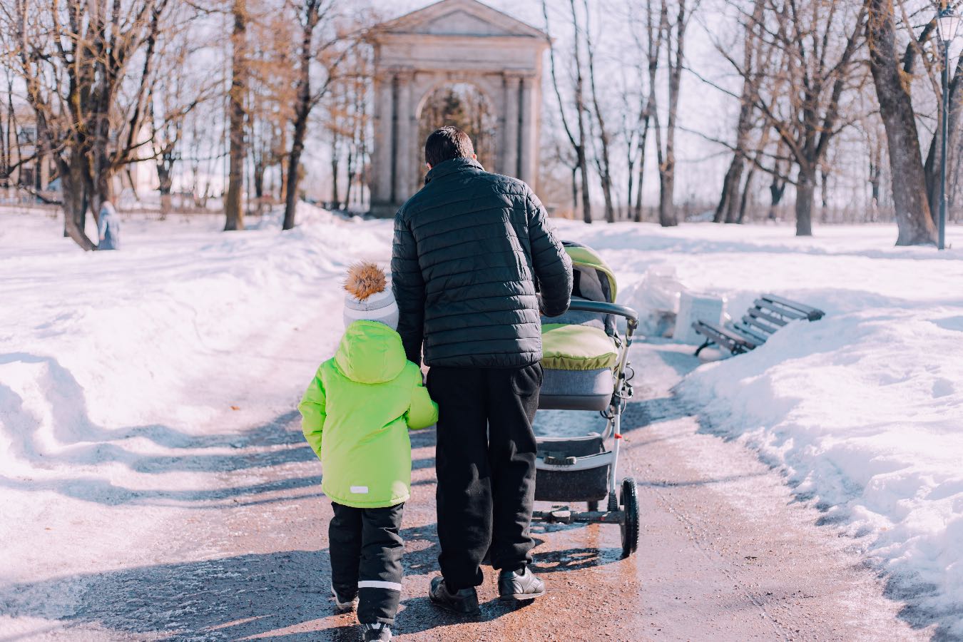 Do jakiej minusowej temperatury można wychodzić z niemowlakiem? najważniejsze są nie tylko stopnie na termometrze
