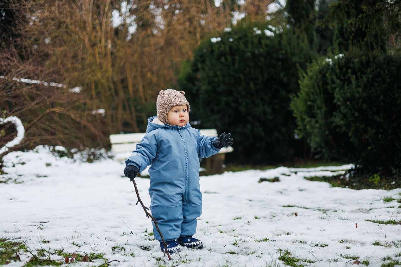 Gumki do kombinezonu dla dzieci: 90% rodziców zakłada je źle. Sprawdź, jak jest poprawnie