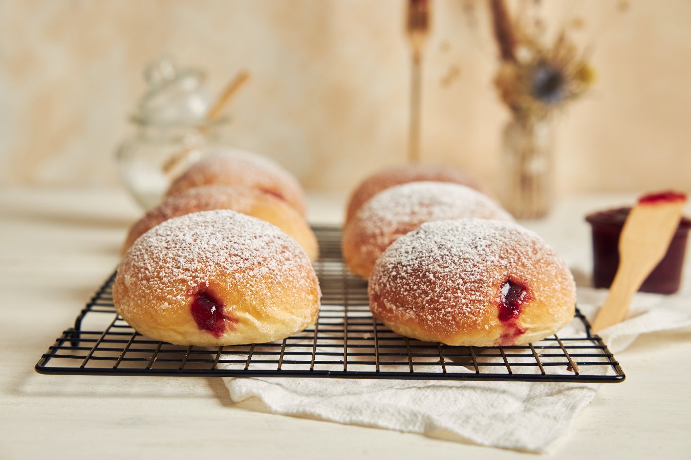 Czy pączki nadziewa się ciepłe? Jeden błąd sprawi, iż konfitura wypłynie