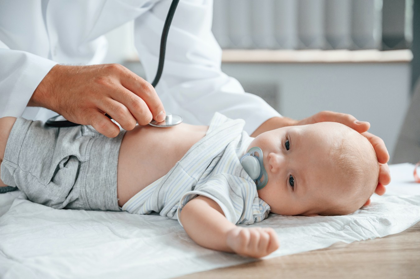 Uszczypnięcie bociana u dziecka. Czy powinno niepokoić rodziców?