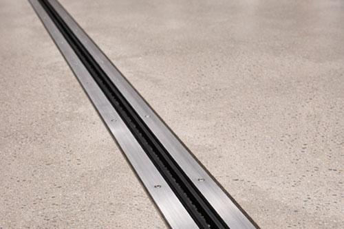 Jak prawidłowo wykonać dylatacje w posadzce? Instrukcja krok po kroku