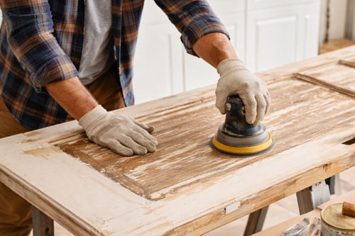 Jak odnowić stare drzwi krok po kroku? Renowacja bez błędów