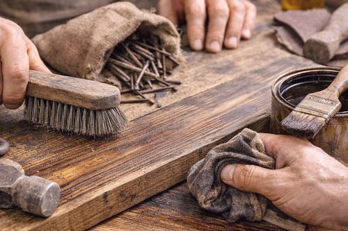 Jak postarzyć drewno, żeby wyglądało naturalnie? Krok po kroku