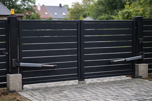 Jakie kable do napędu bramy dwuskrzydłowej? Dobór przewodów i schemat