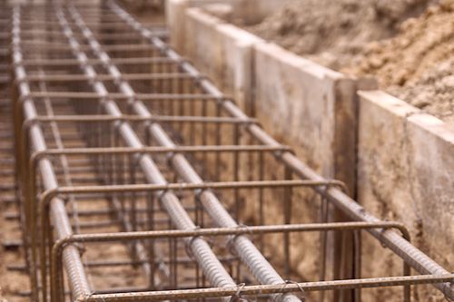 Zbrojenie fundamentów - jak układać pręty, zachować otulinę i uniknąć błędów