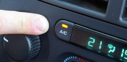 Czy zimą powinno się używać klimatyzacji w aucie?