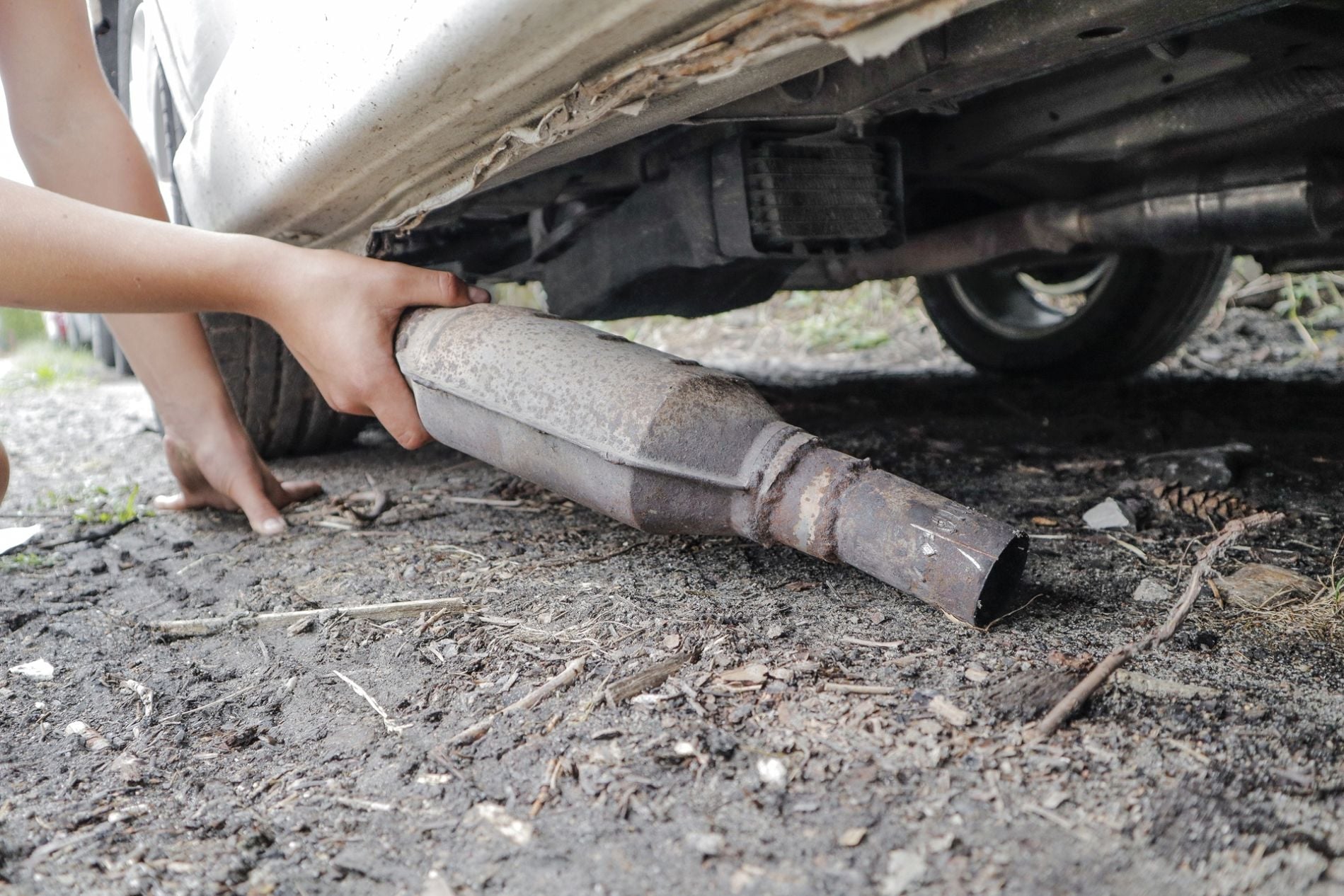 Kary za wycięcie katalizatora. Co grozi kierowcy i warsztatowi? Kto je nakłada?