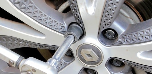 Brak „złodziejki” do kół: jak odkręcić śrubę zabezpieczającą felgę?