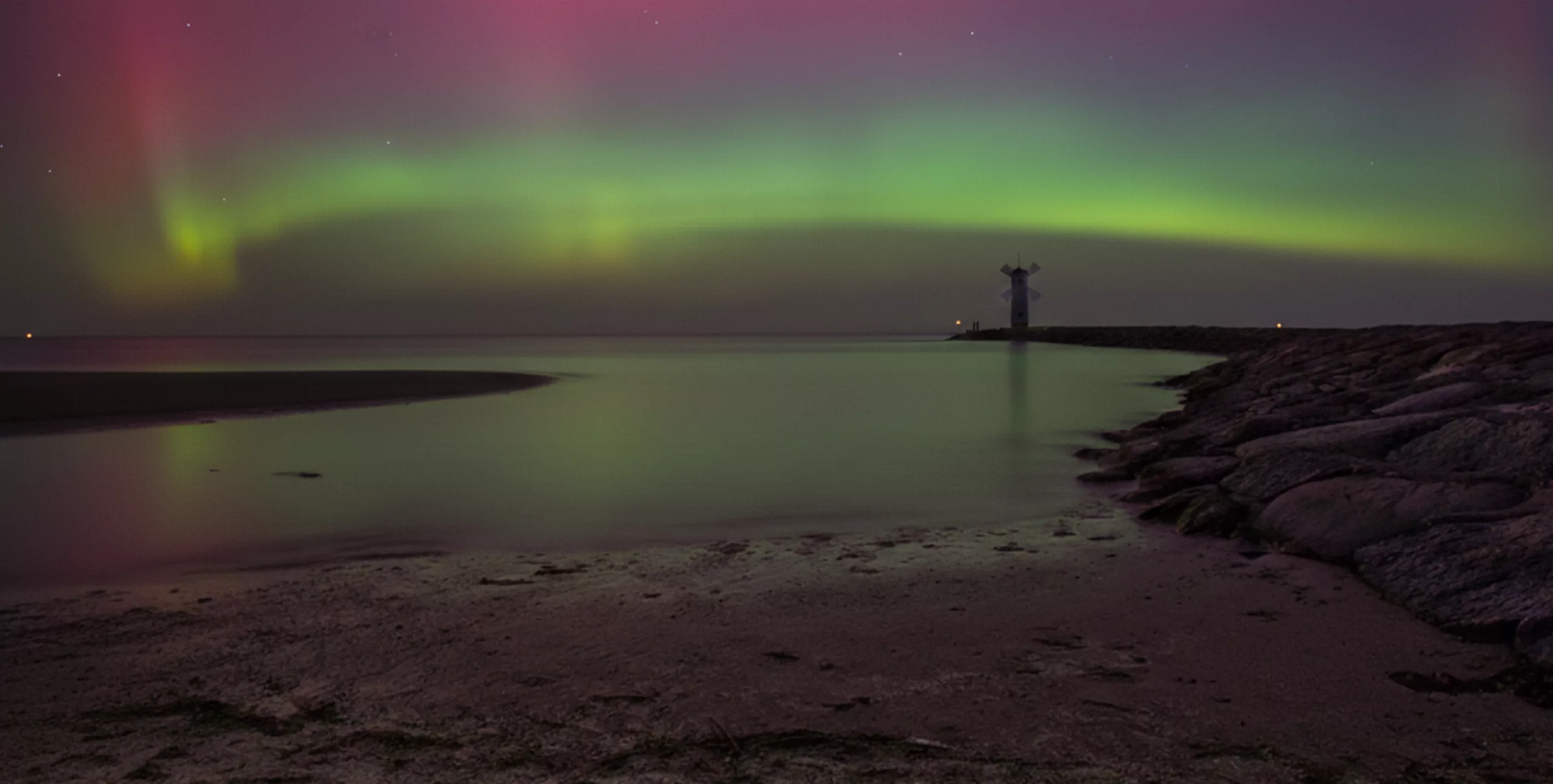 Świnoujście. Kolejna noc z zorzą polarną na plaży