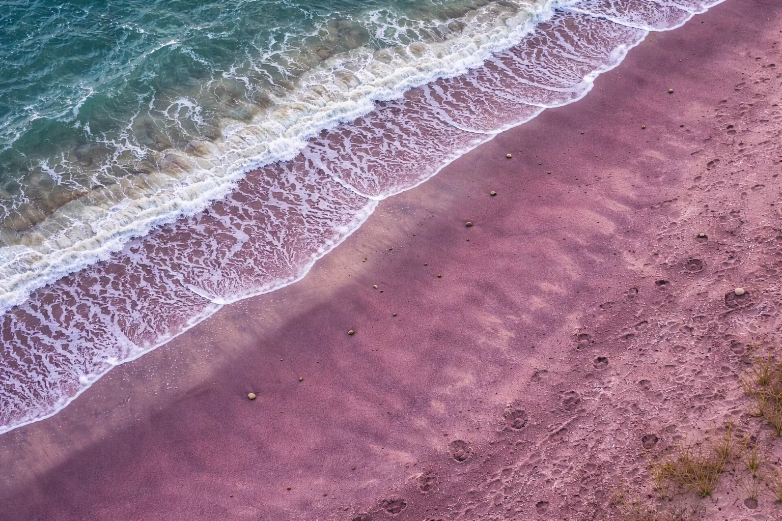 Fioletowa plaża w Świnoujściu. Czy purpurowy piasek nad Bałtykiem jest możliwy?