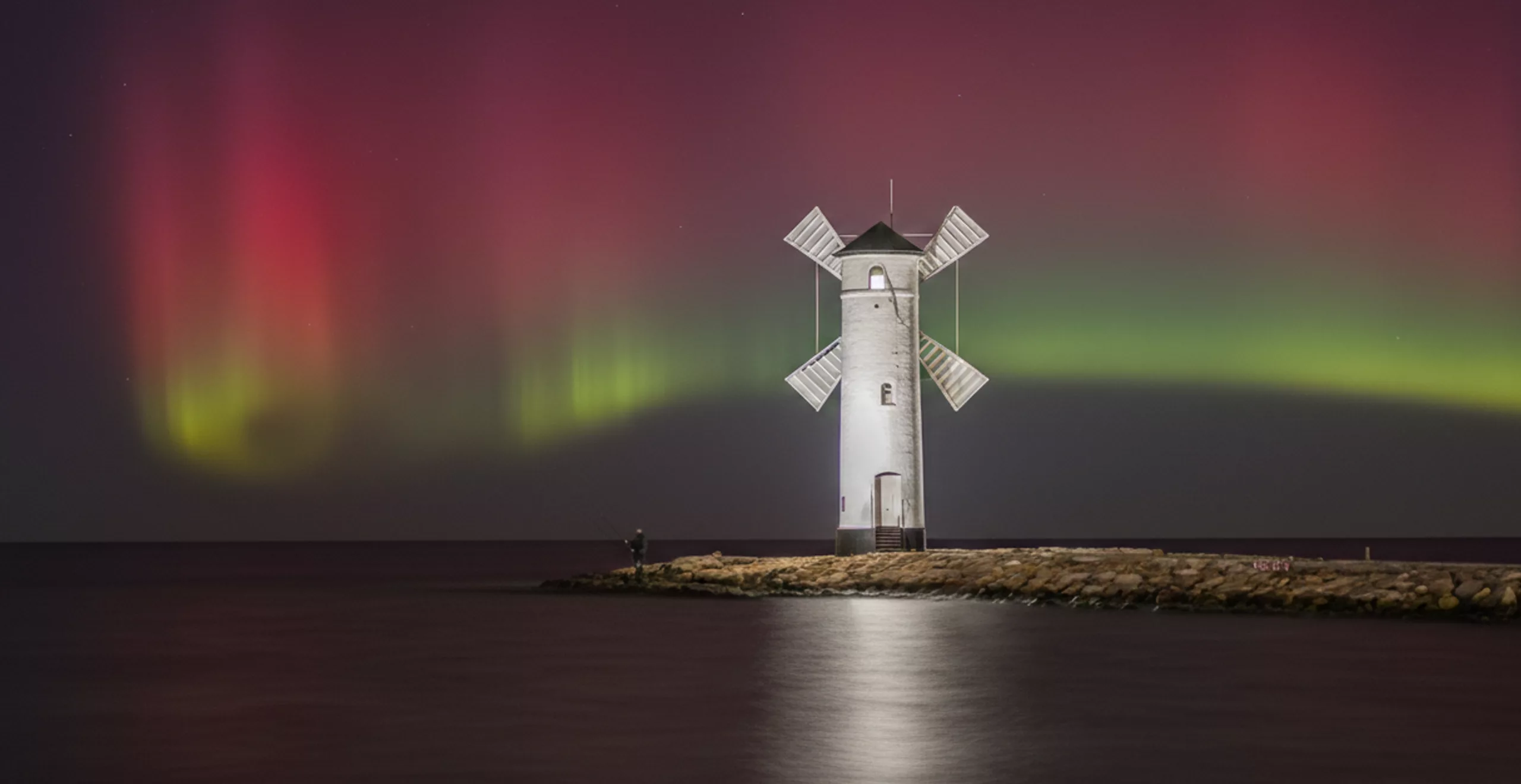 Natura nad Bałtykiem zachwyca. Fioletowa plaża, zorza polarna i niezwykłe odkrycie w Łazach