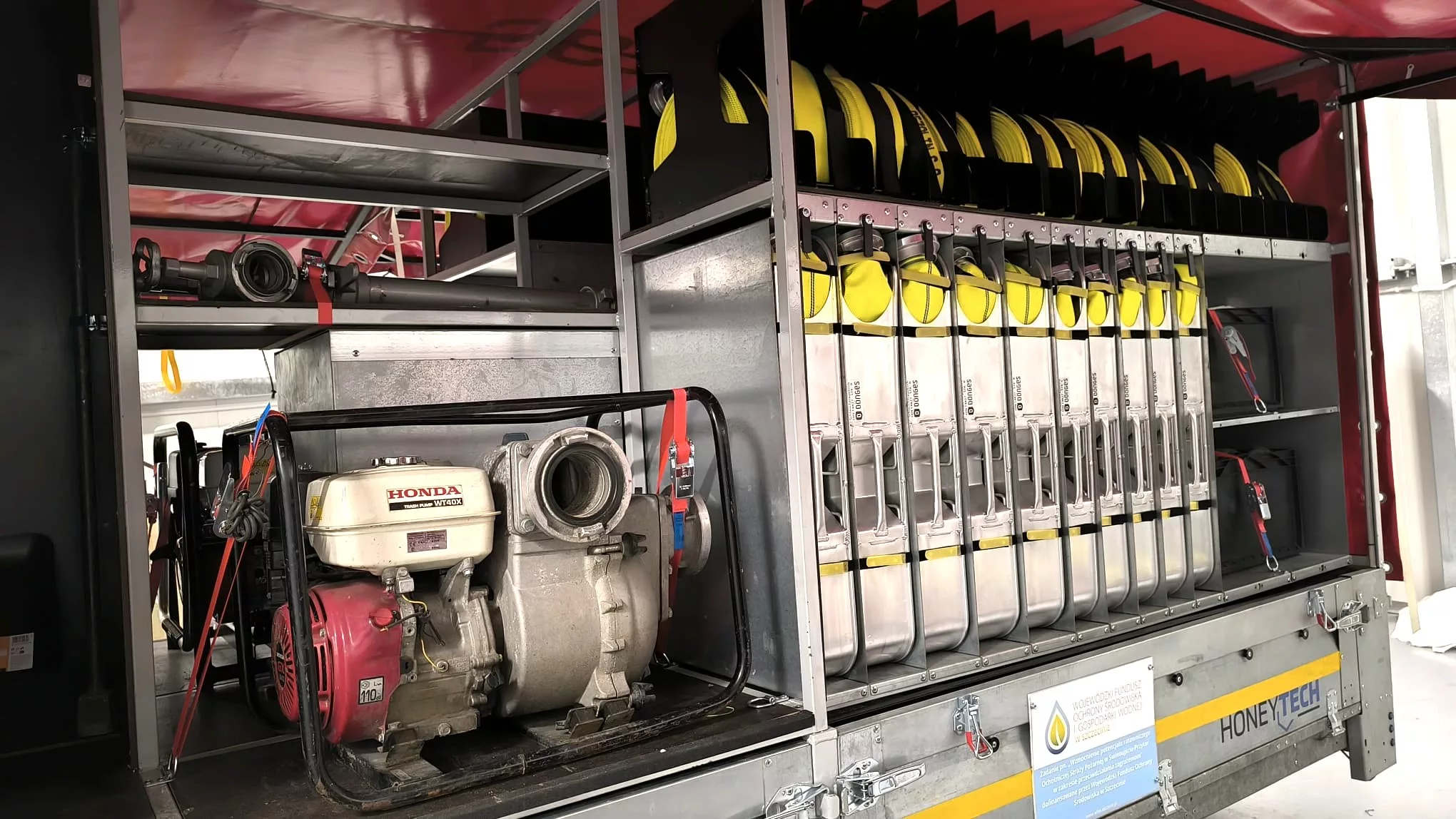 Strażacy ochotnicy z Przytoru z nowym sprzętem. Kilometr węży, pompa szlamowa i wsparcie z Unii Europejskiej