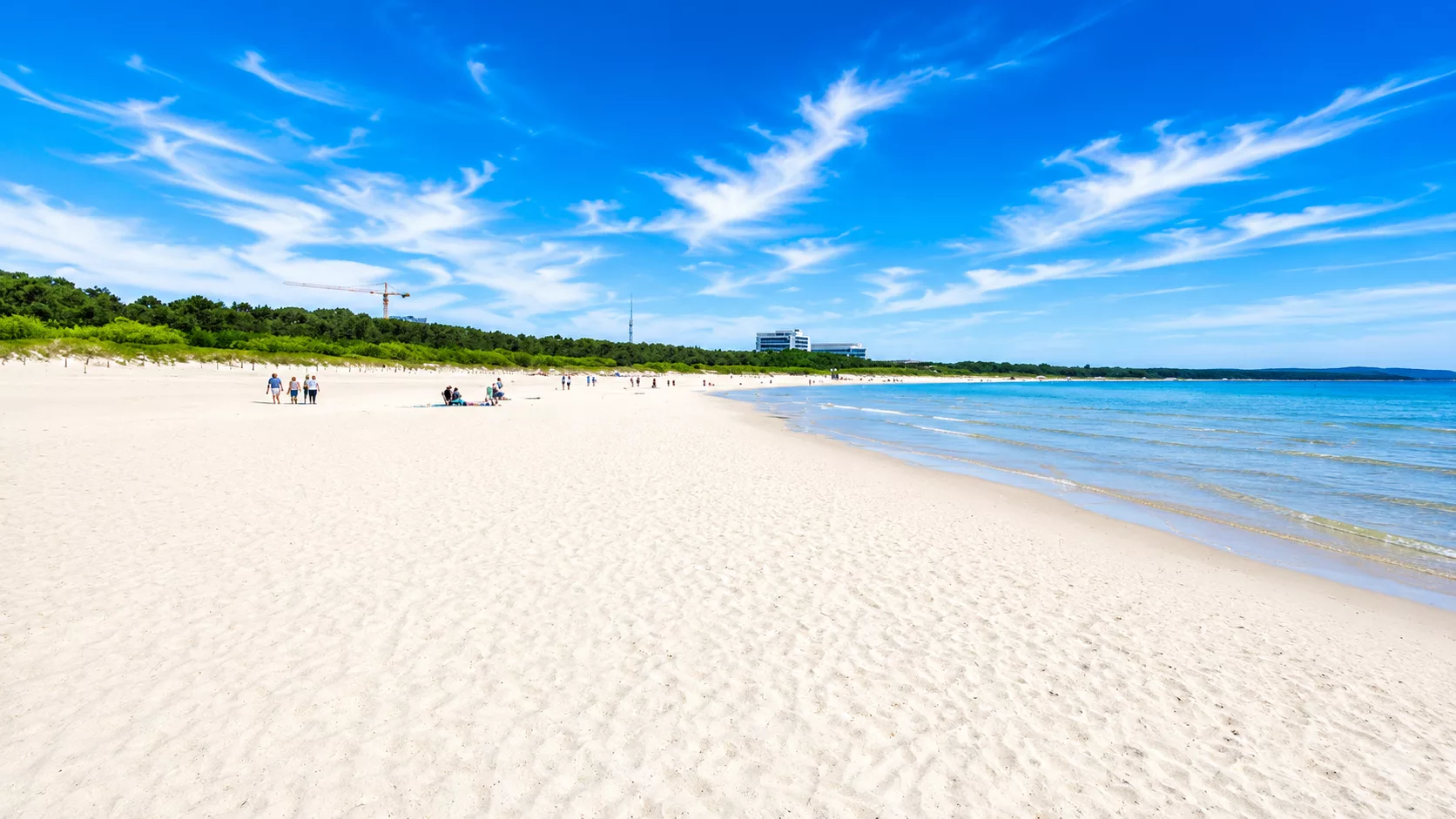 Świnoujście zachwyca turystów. Plaża ma choćby 300 metrów szerokości. Takiego odpływu dawno nie było!
