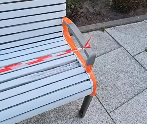 Pomalowali połamane ławki na promenadzie. Mieszkańcy przecierają oczy ze zdumienia