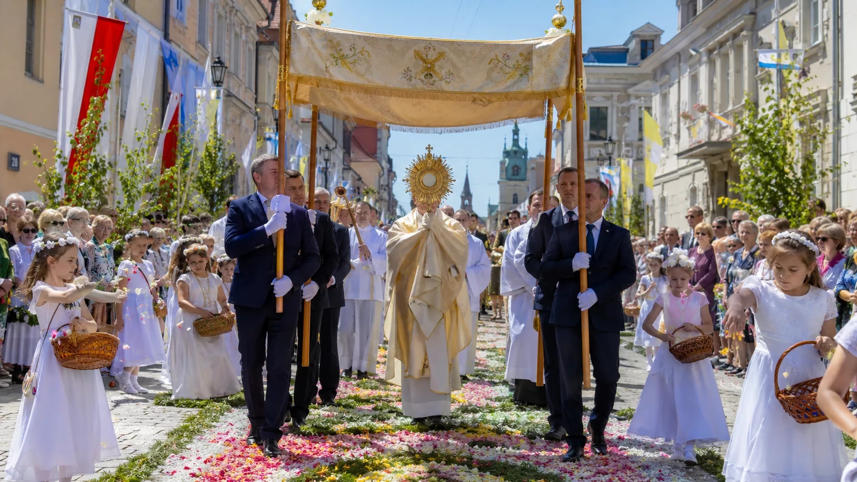 Boże Ciało 2026. Co to za święto, skąd się wzięło i jakie tradycje są z nim związane?