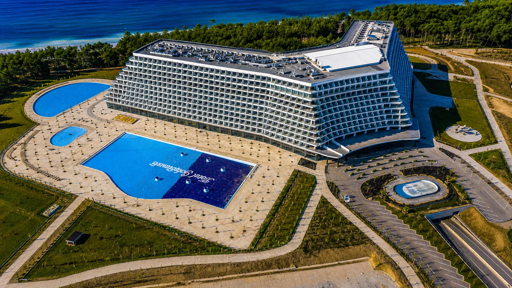 Tłumy szturmują Pobierowo! Wszyscy chcą zobaczyć najsłynniejszy hotel nad Bałtykiem