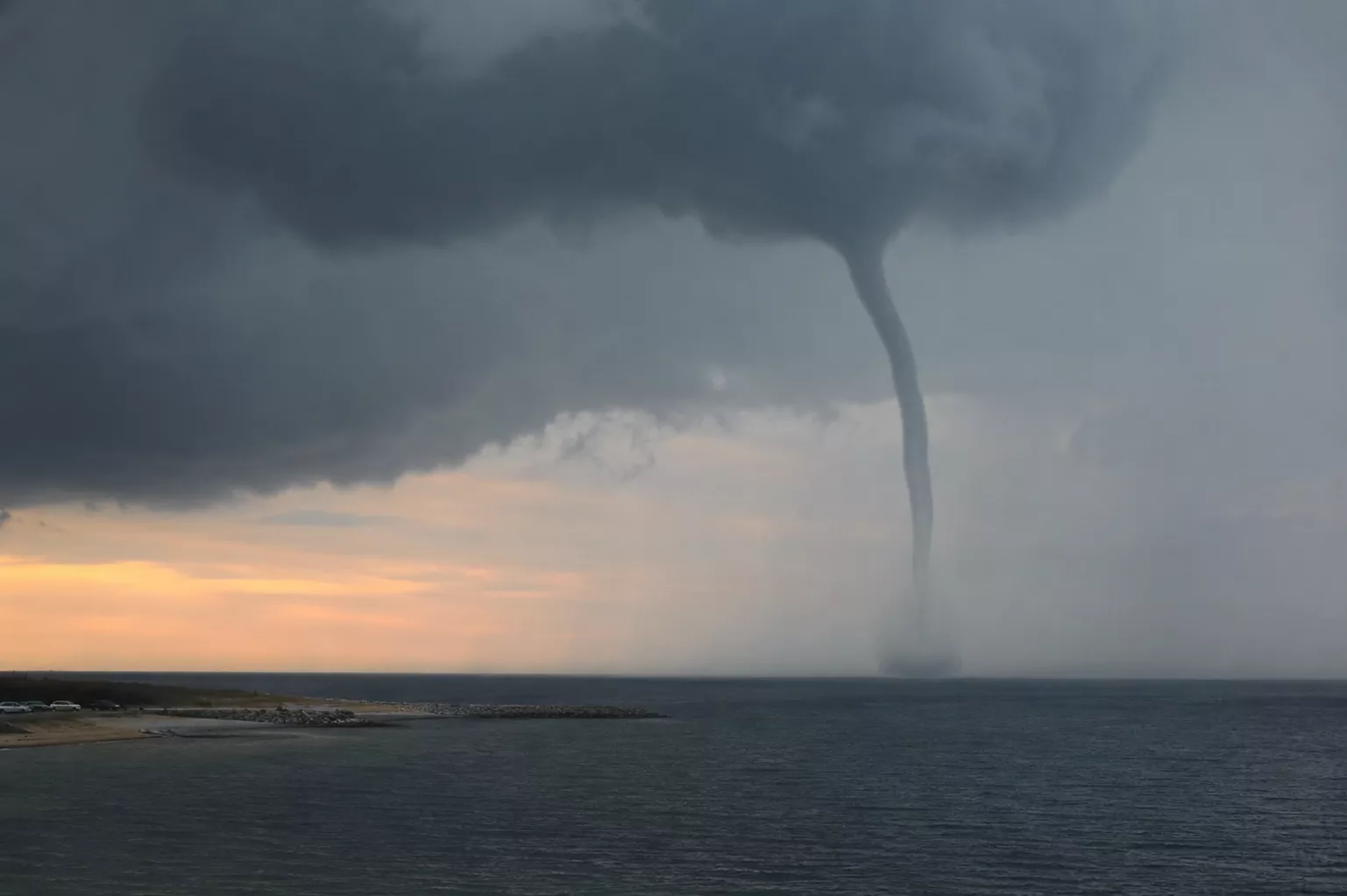 Tornado nad Bałtykiem? Mieszkańcy przecierali oczy ze zdumienia. Niezwykłe zjawisko nad polskim morzem