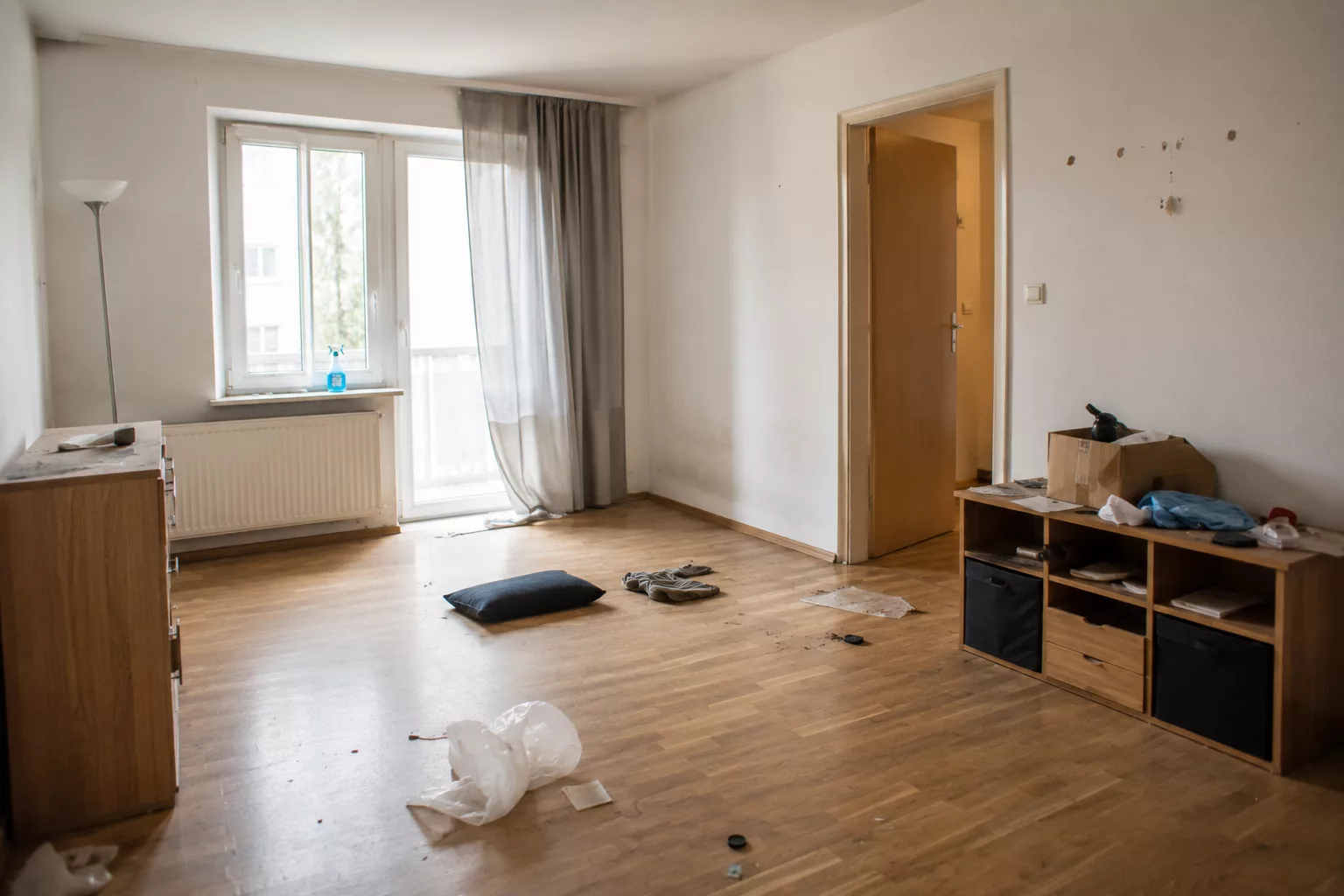 Lokator zdemolował mieszkanie? Poradnik sprzątania zaniedbanych wnętrz