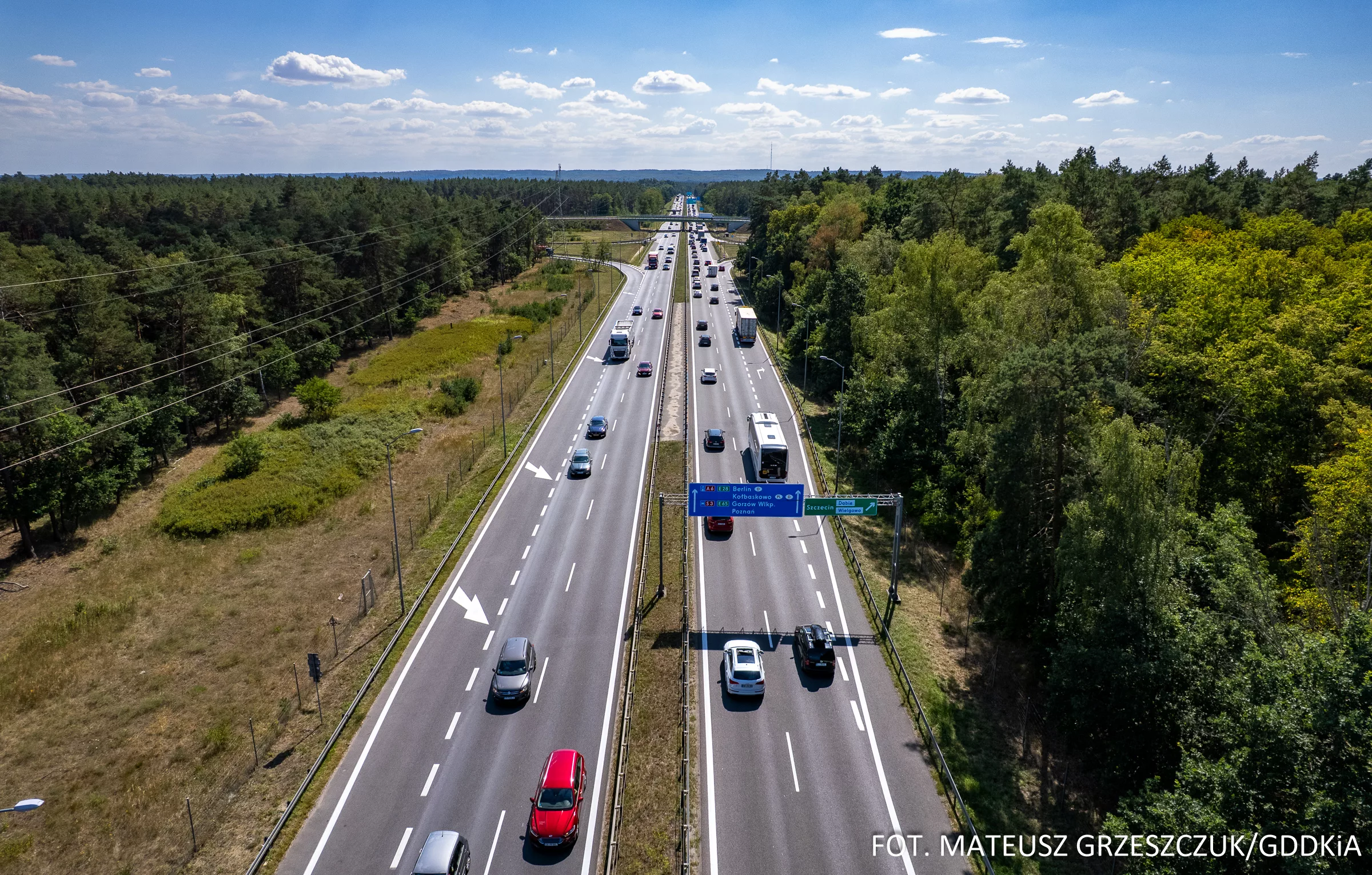 Nad morze coraz szybciej, ale nie wszędzie bez korków. Kierowcy muszą przygotować się na utrudnienia