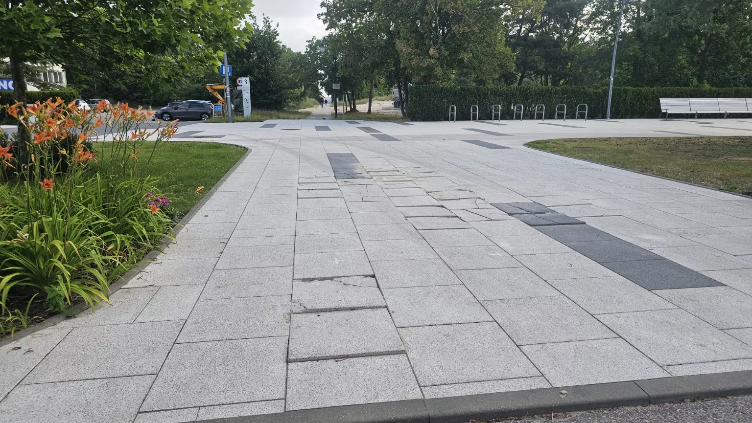 Świnoujście. Zniszczona promenada po wjeździe ciężkiego sprzętu? Mieszkańcy pytają, kto naprawi uszkodzenia