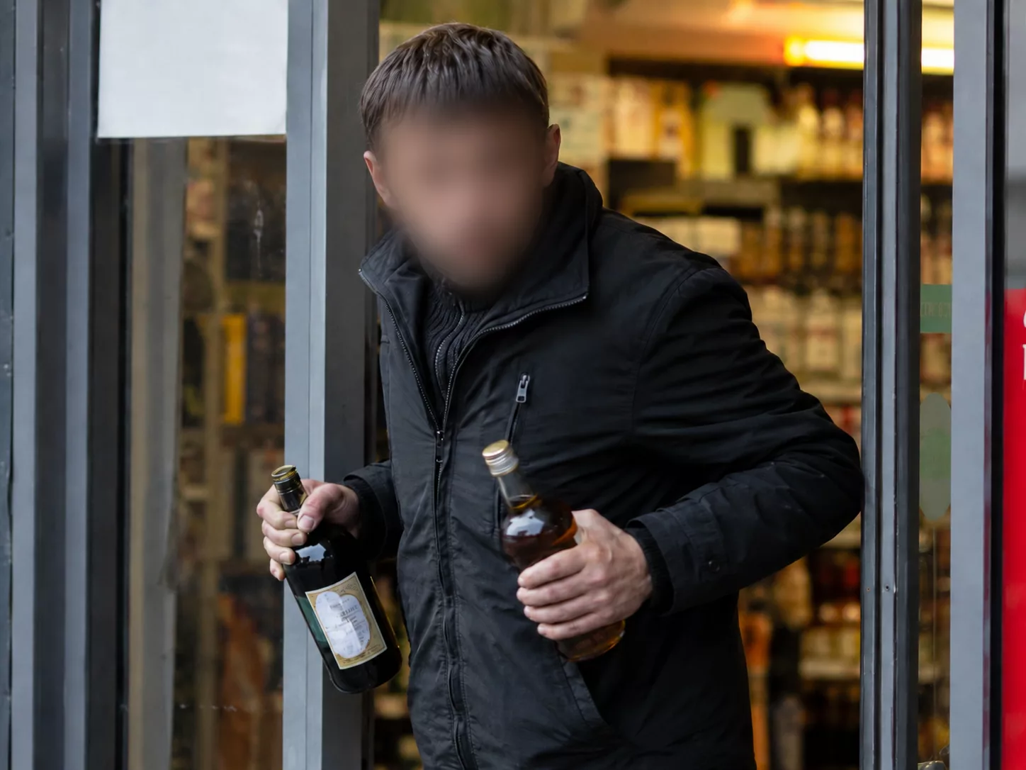 Okradł sklep i użył siły wobec ochrony. 29-latek spędzi w areszcie co najmniej 3 miesiące