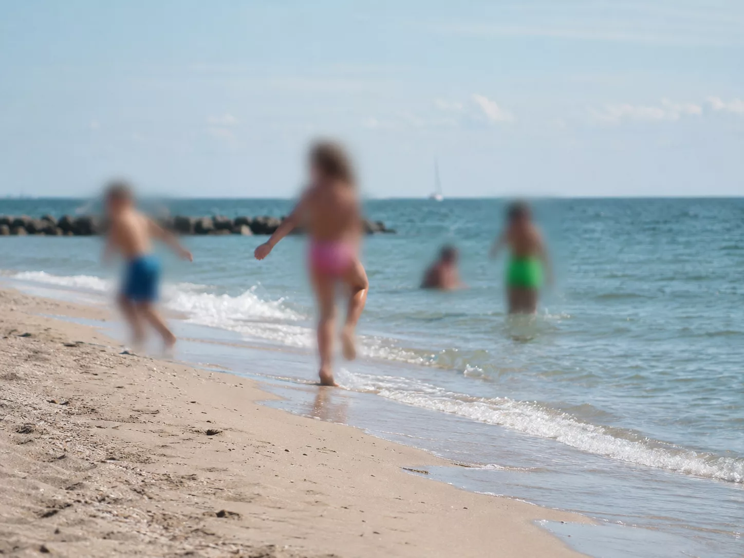 Nagie dzieci na plaży. Rodzicielska swoboda czy nieodpowiedzialność? – Co o tym myślicie ??