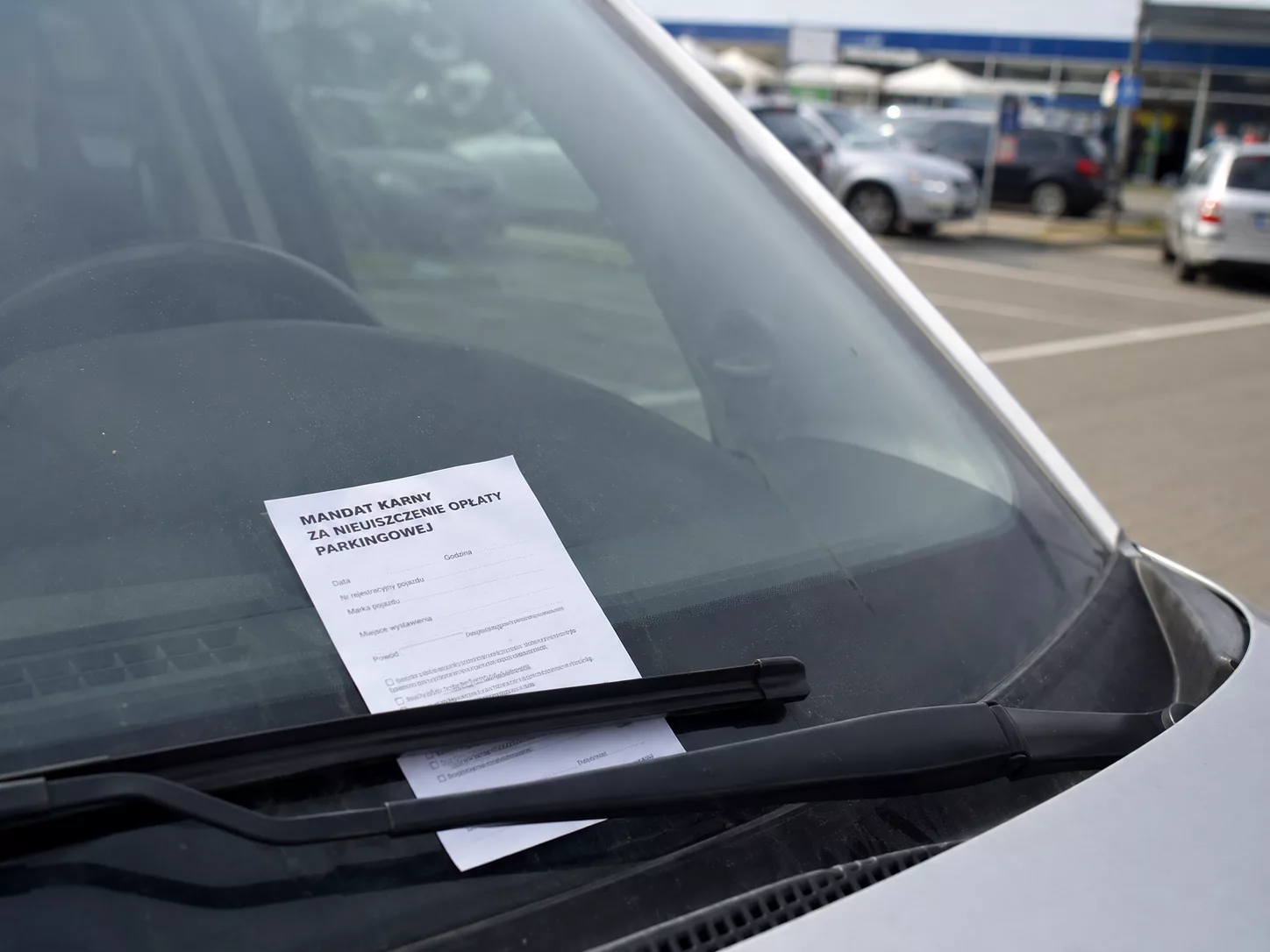 Nie pobrałeś darmowego biletu parkingowego? Ekspert ostrzega przed opłatą