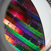 Intel jako pierwszy wykorzystuje technologię High NA EUV przy procesorach Panther Lake. TSMC się wstrzymuje