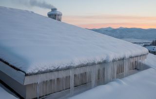 Śnieg na dachu to ryzyko – działaj niezwłocznie