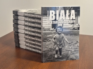 Biała zapisana na fotografiach