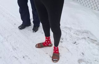 Pod nieobecność domowników wszedł do domu, zjadł kiełbasę i w skarpetkach właściciela położył się spać