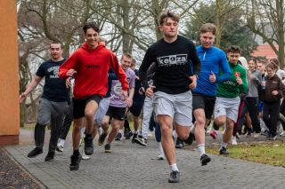 1963 metry pamięci. Uczniowie I LO pobiegli „Tropem Wilczym”