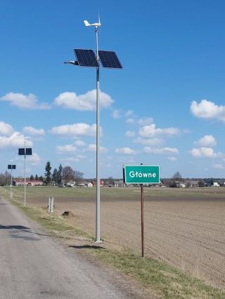 Nowoczesne oświetlenie w Głównem. Bezpieczniej przy przejeździe kolejowym
