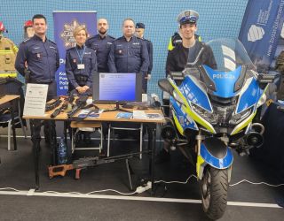 Promocja zawodu policjanta na „Targach Pracy i Edukacji” w Radzyniu