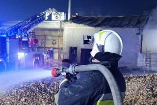 Nocny pożar w Radzyniu. W akcji liczne zastępy straży pożarnej
