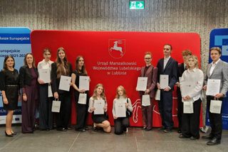 Uczniowie radzyńskiego liceum nagrodzeni stypendiami marszałka województwa