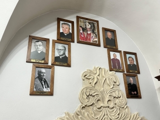 Portrety dawnych proboszczów zawisły w zakrystii kościoła Świętej Trójcy w Radzyniu