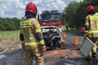 Pożar samochodu w Bełczącu. Na miejscu działali strażacy i policja
