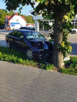 Z promilami i bez uprawnień wjechał w drzewo na ul. Sitkowskiego w Radzyniu
