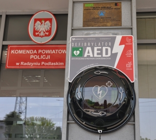 Starostwo Powiatowe przekazało defibrylator AED dla radzyńskiej komendy Policji