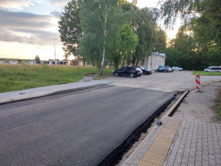 Remont drogi do stacji PKP w Bedlnie Radzyńskim wkracza w kolejny etap. Trwa układanie nawierzchni