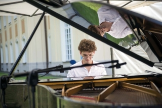 Recital fortepianowy w parku przypałacowym
