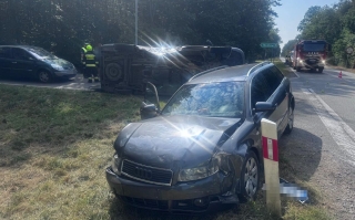 Bus przewrócił się po zderzeniu. 37-latka trafiła do szpitala