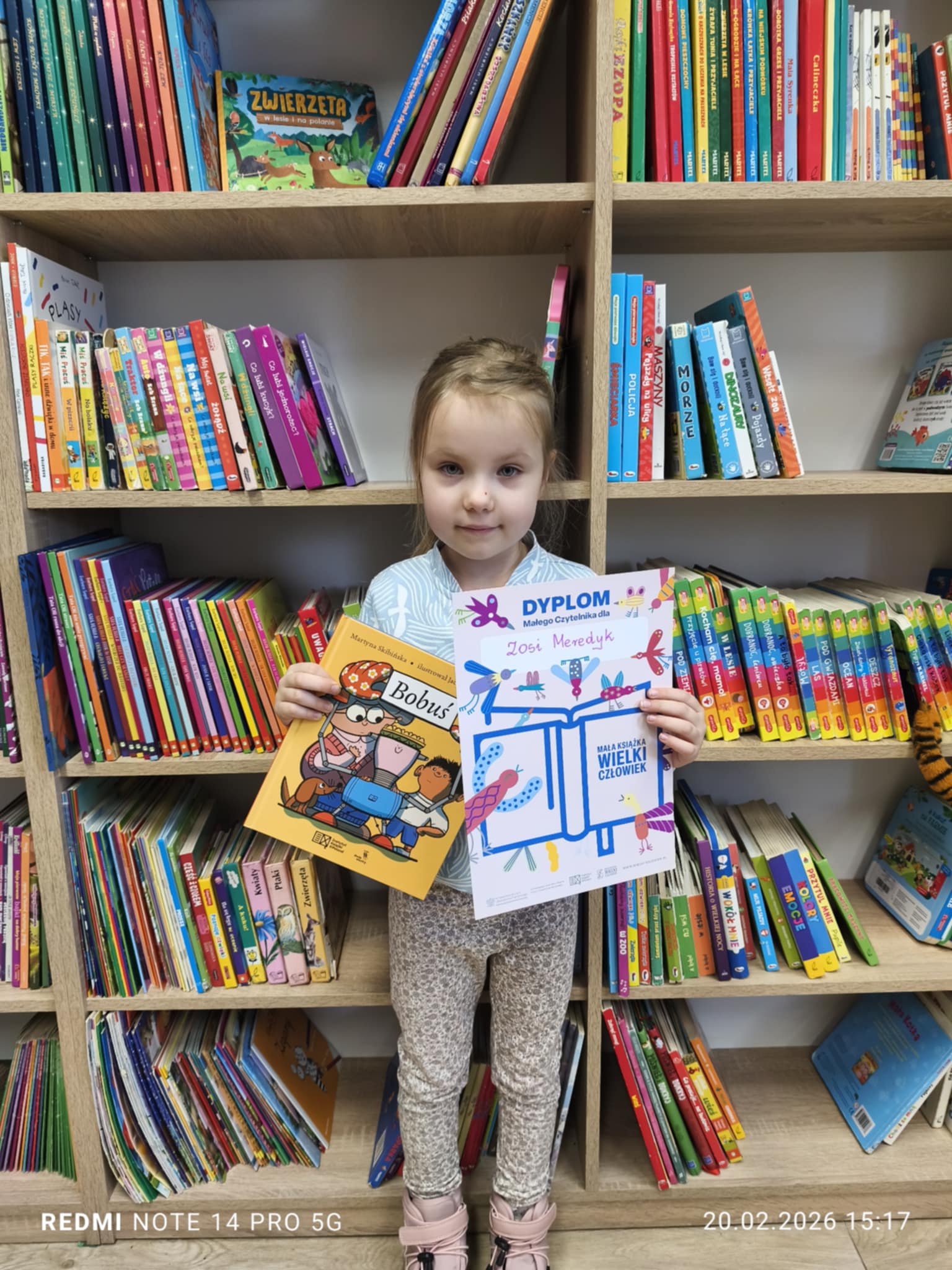 Mały czytelnik w bibliotece w Petrykozach