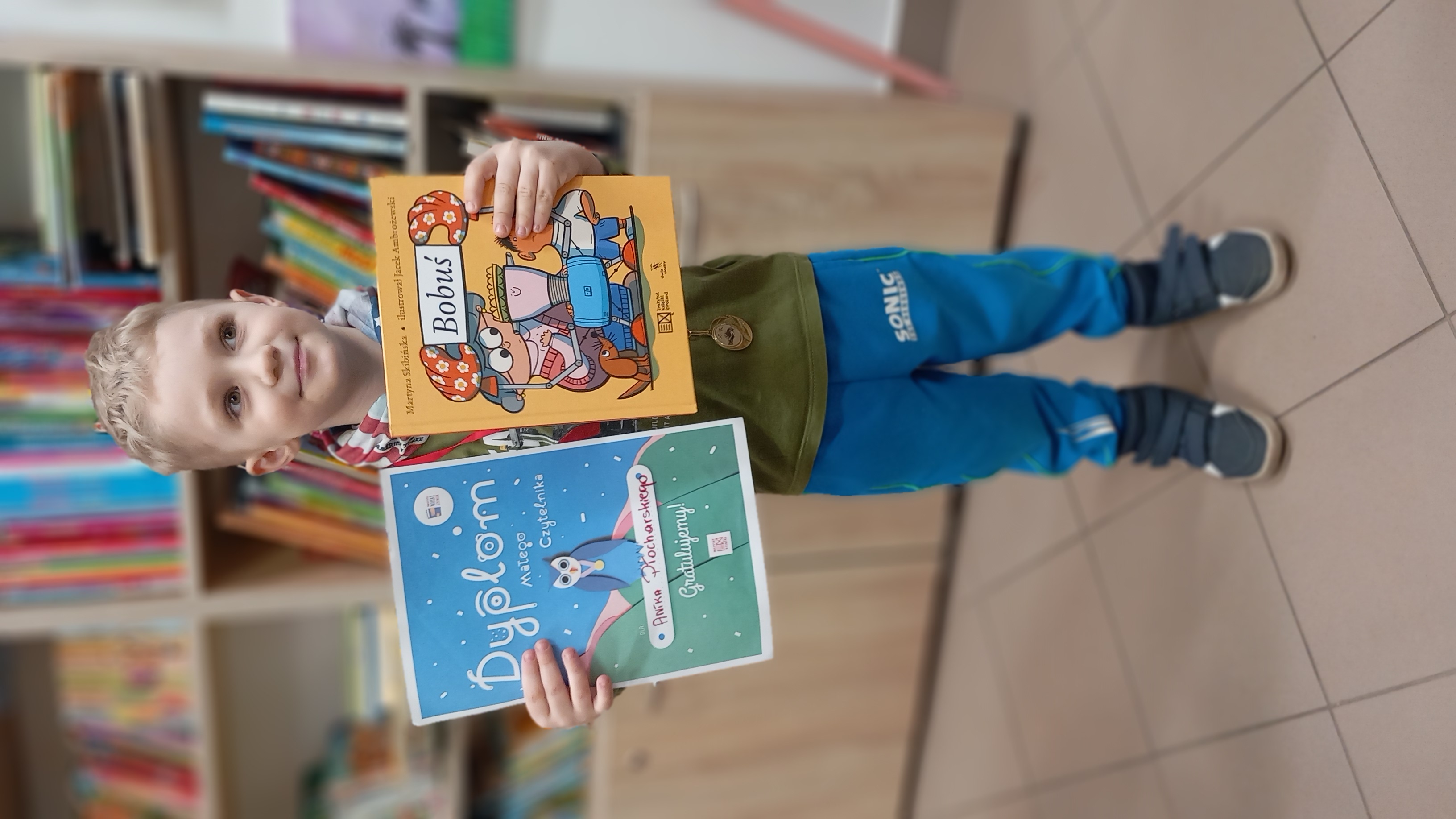 Wzorowy czytelnik w bibliotece w Uzdowie