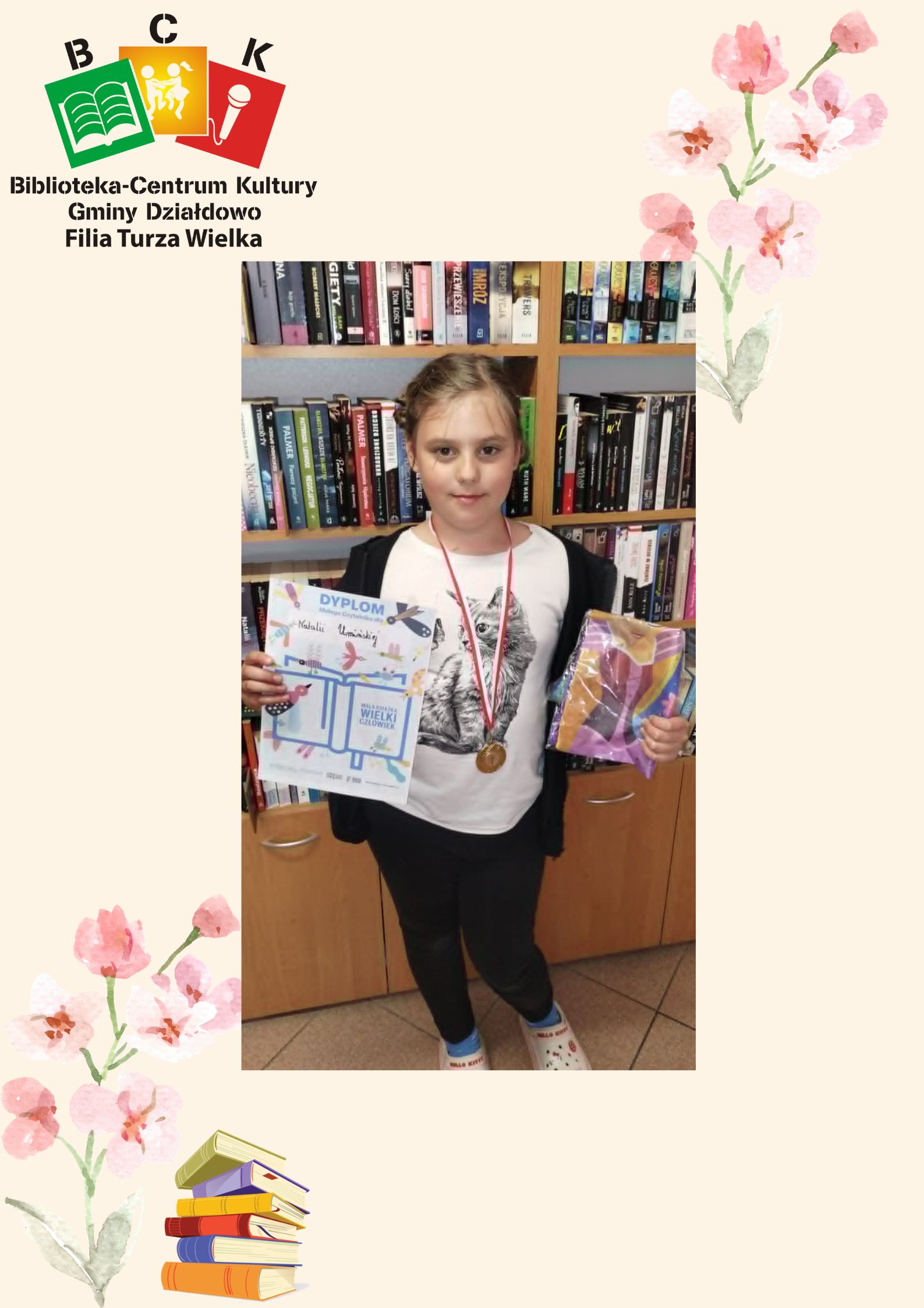 Wzorowym czytelnikiem w bibliotece w Turzy Wielkiej została Natalia, która odebrała medal,dyplom i nagrodę.