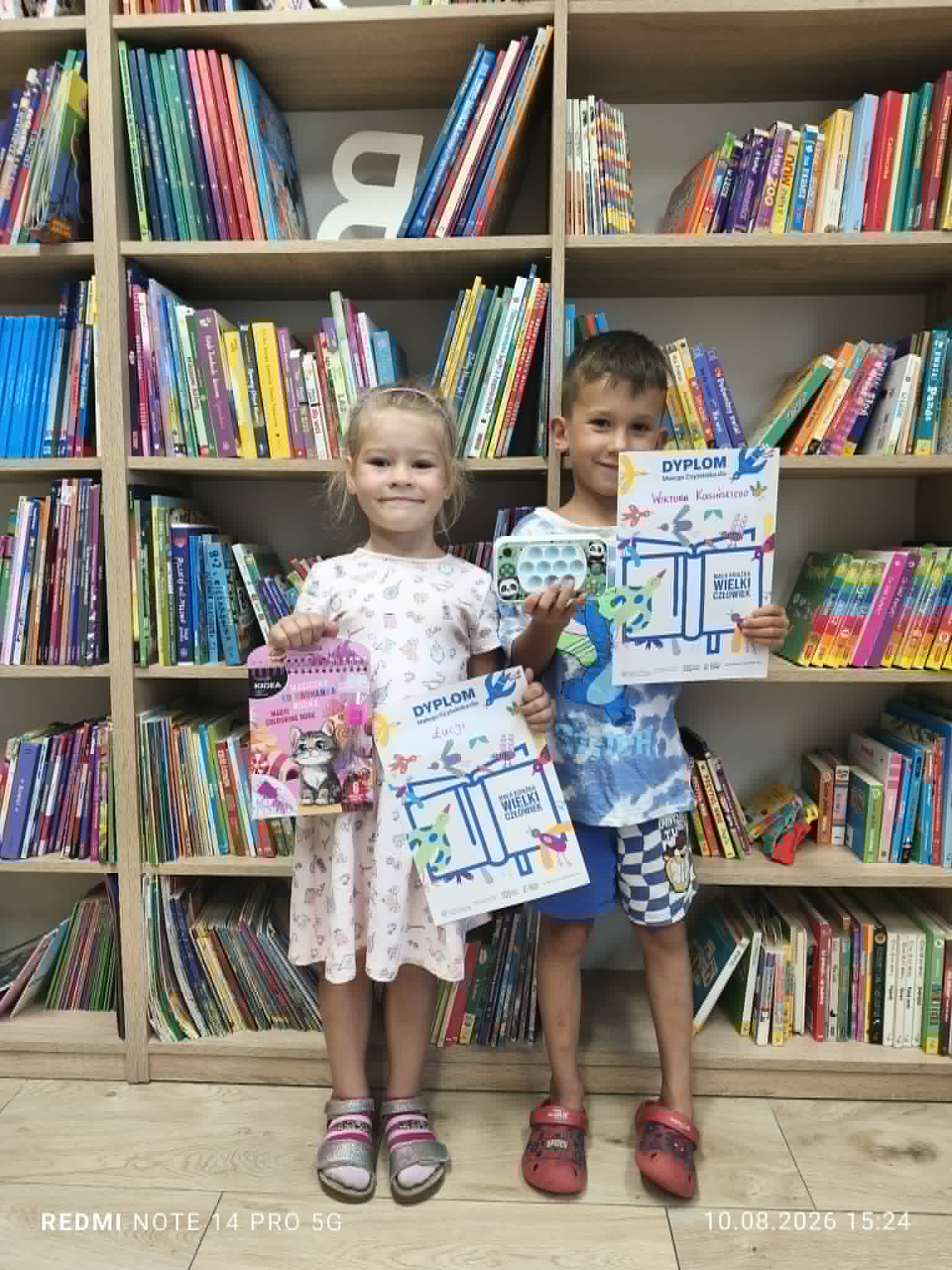 Mały czytelnik w bibliotece w Petrykozach